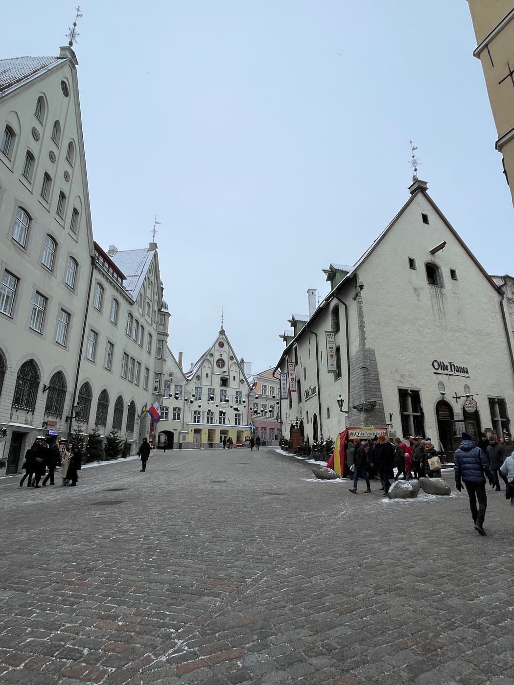 Una piazza acciottolata con case medievali a timpano nella Città Vecchia di Tallinn in inverno