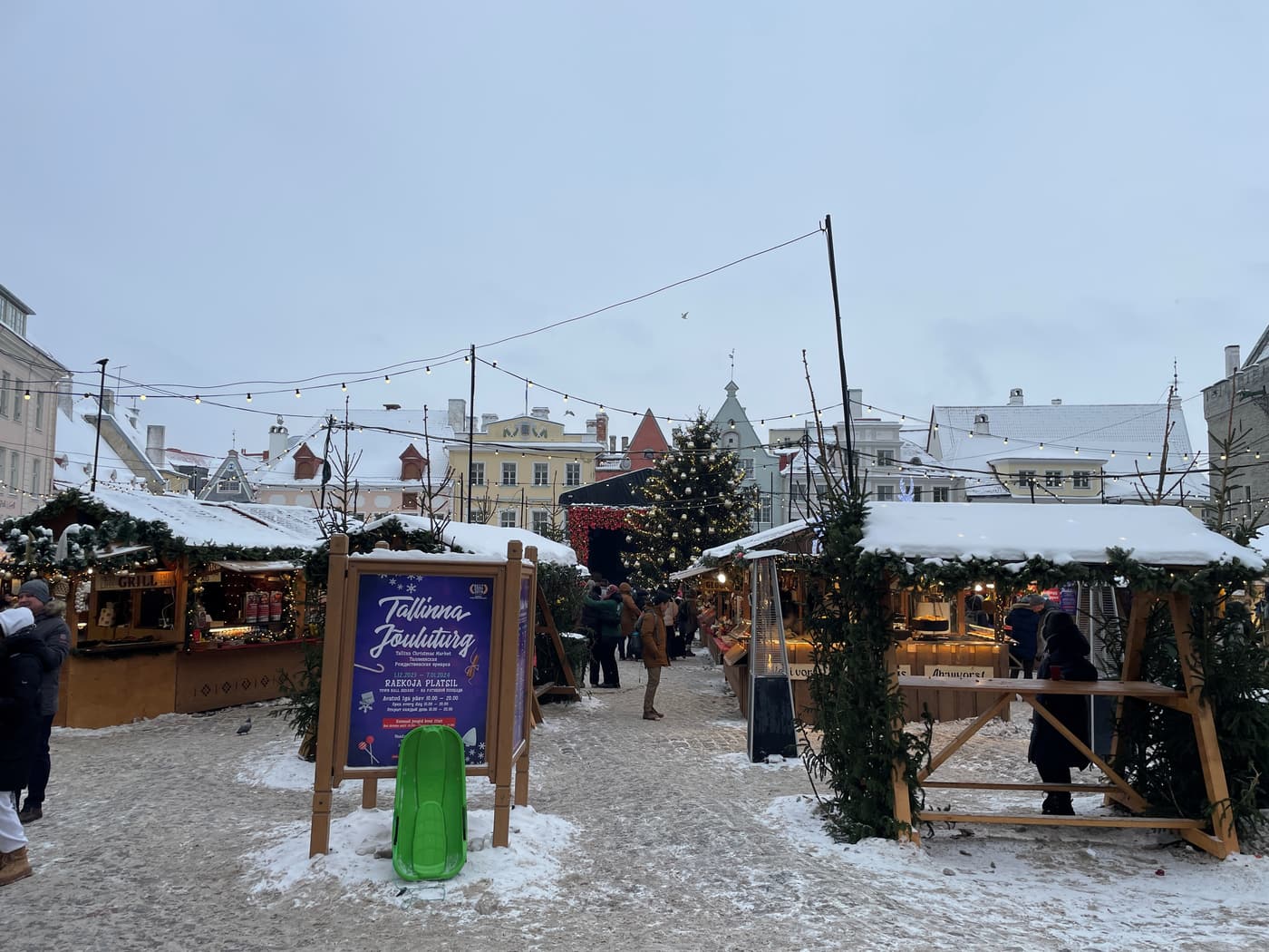 Il mercatino di Natale di Tallinn nella piazza del Municipio, con le casette innevate e l'albero illuminato