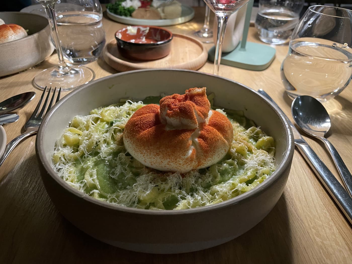 Un piatto di burrata su tagliatelle verdi in un ristorante di Tallinn
