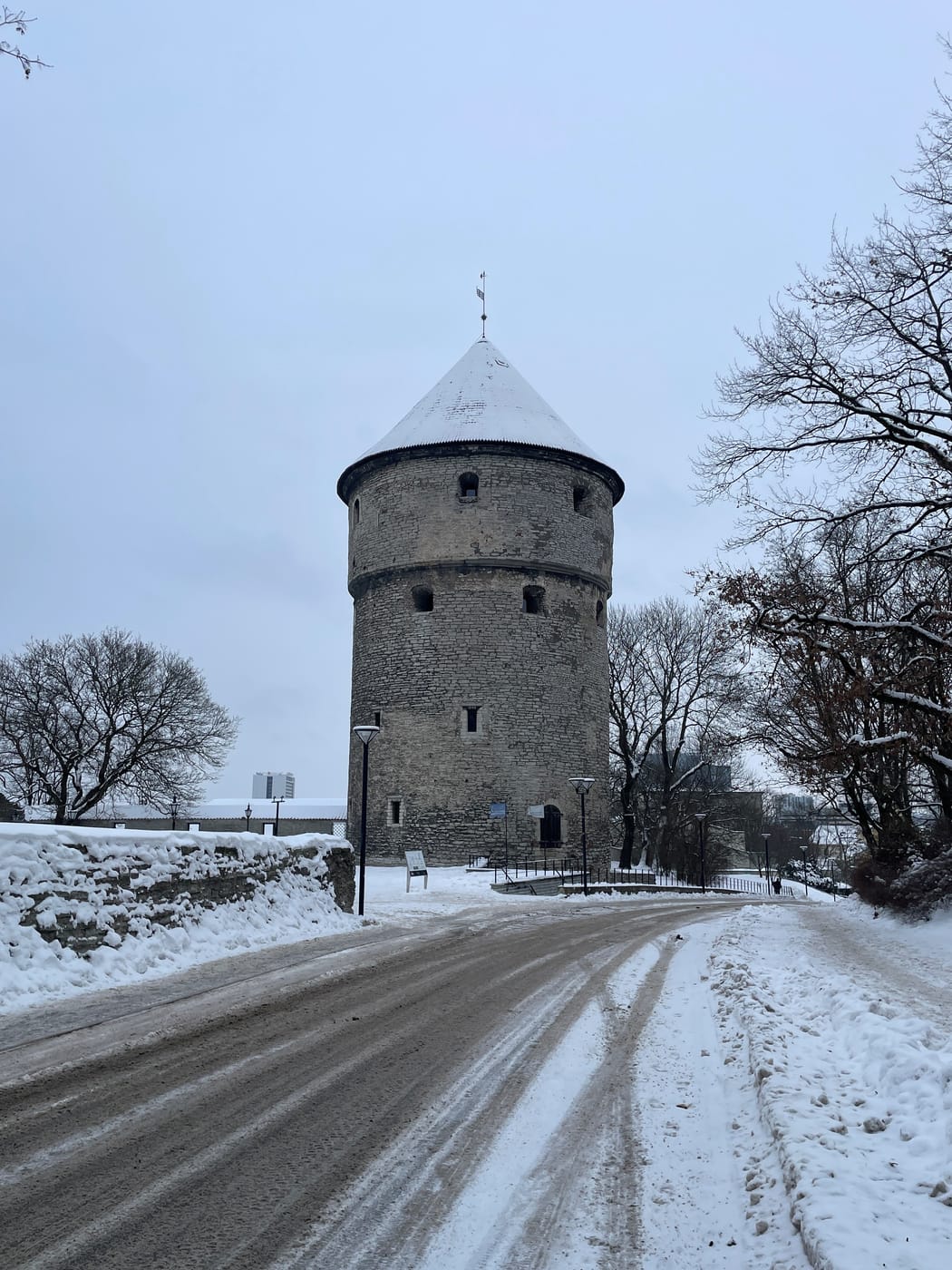 La torre d'artiglieria Kiek in de Kök nella neve, a Tallinn