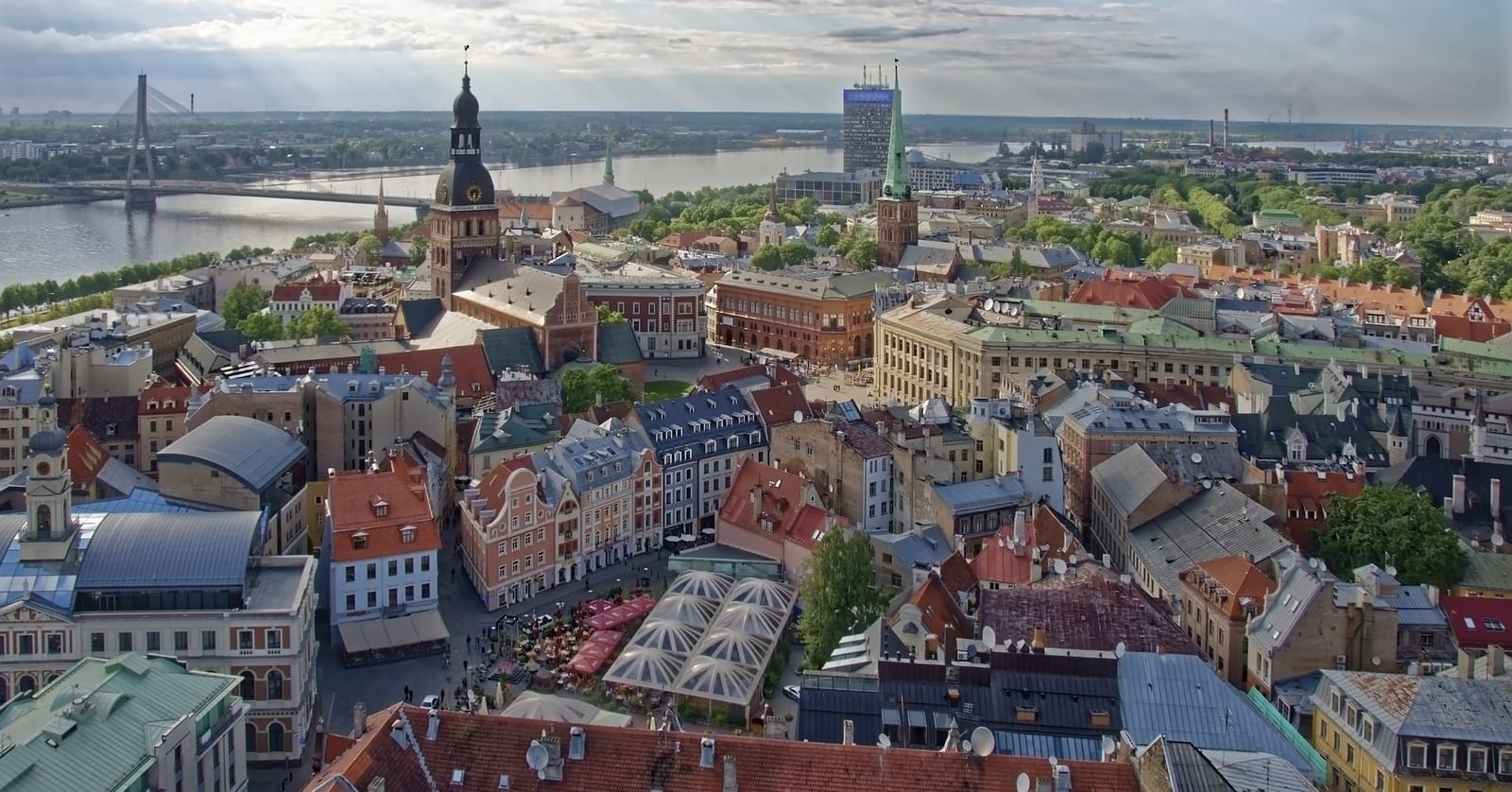 Lo skyline della Città Vecchia di Riga