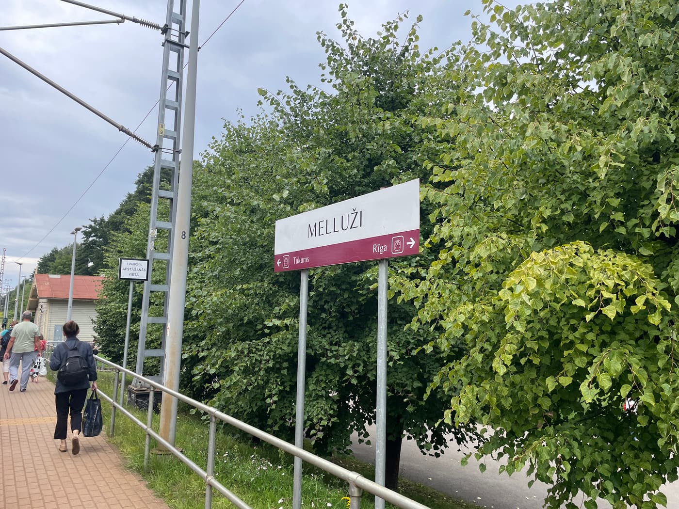 Il cartello del binario della stazione di Melluži sulla linea ferroviaria Riga-Tukums a Jūrmala