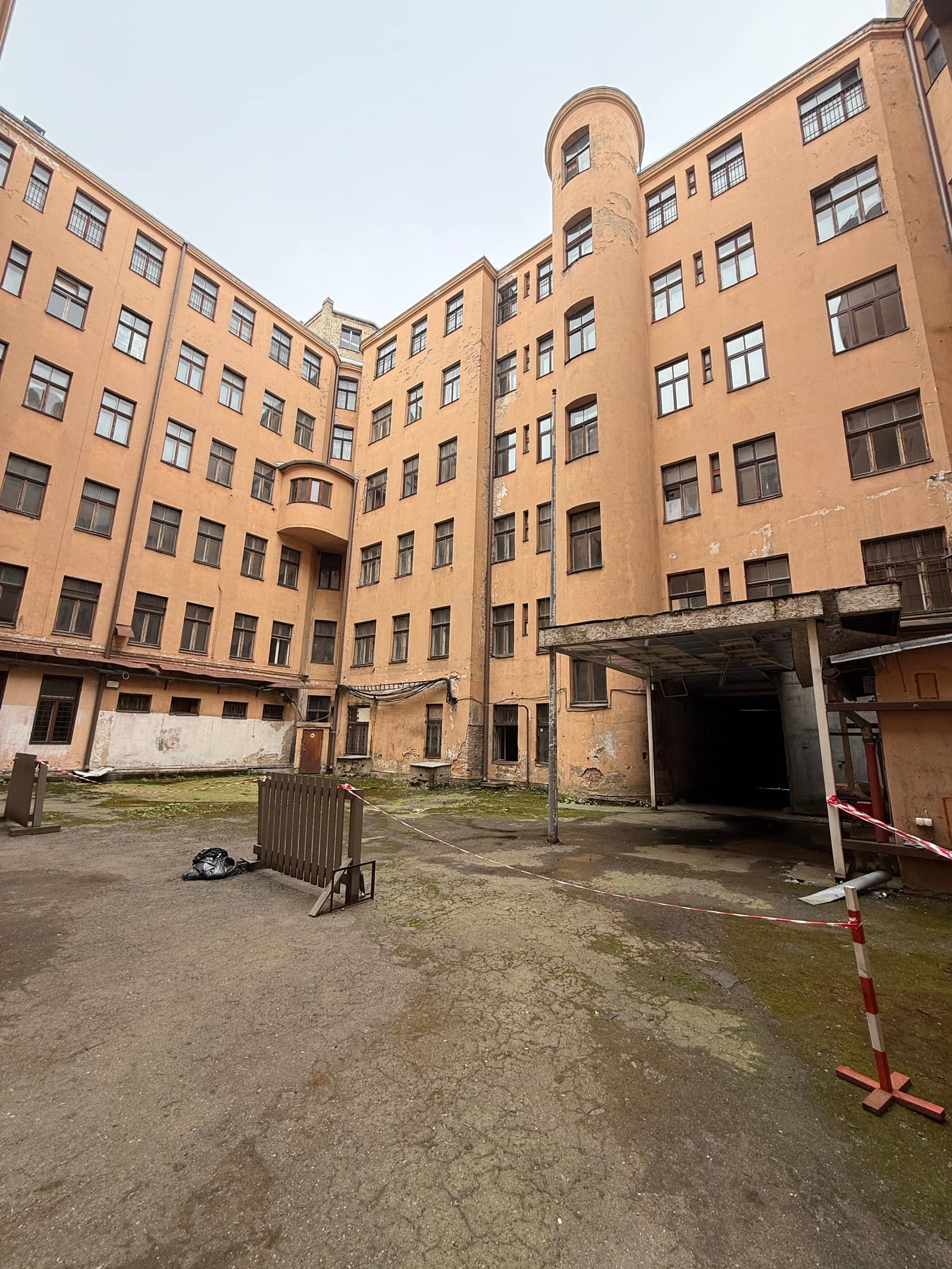 Der Innenhof, durch dessen Einfahrt die Gefangenen in geschlossenen Transportern hereingebracht wurden.