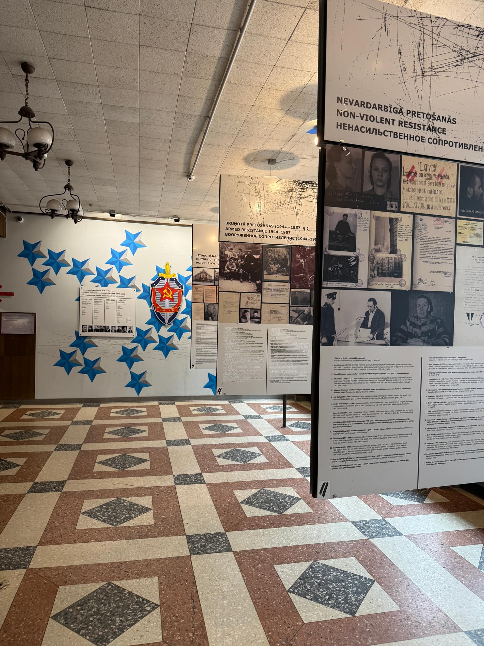Ausstellungstafeln zur sowjetischen Okkupation und zum Widerstand.