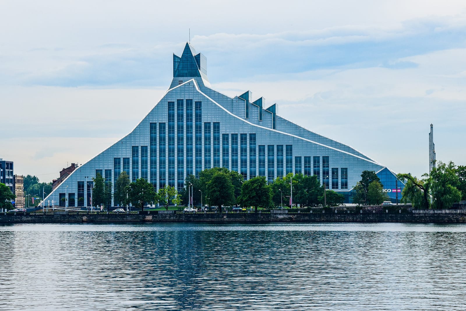 La Biblioteca Nacional de Letonia junto al Daugava