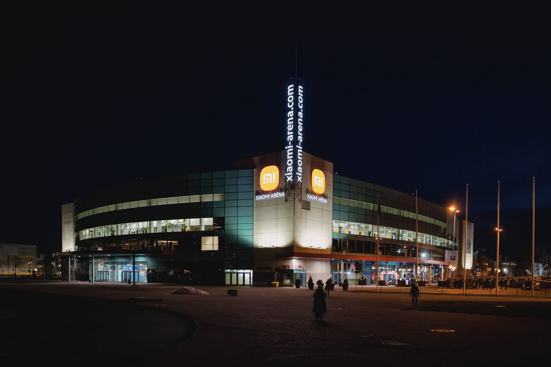 Die Xiaomi Arēna in Riga bei Nacht, der wichtigste Veranstaltungsort der Stadt für Sport und Konzerte